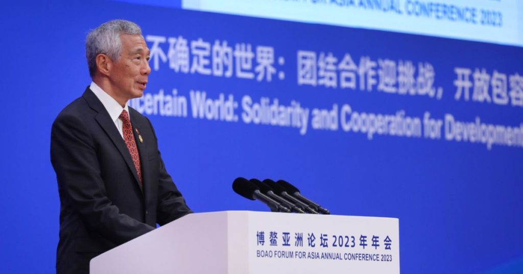 Prime Minister Lee Hsien Loong giving speech in a podium 
