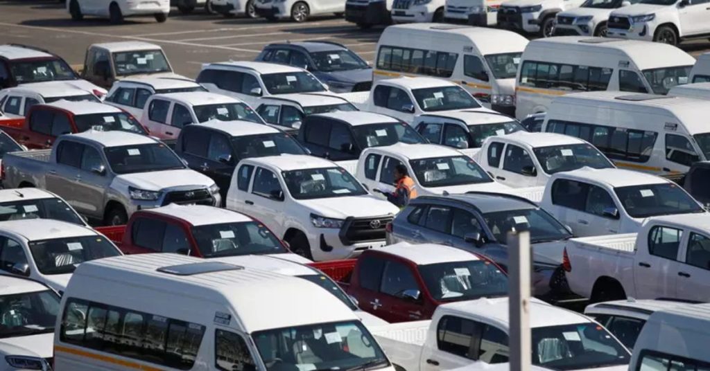 A bunch of cars parked in a wide field