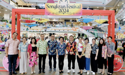 AMBASSADOR UREERAT CHAREONTOH JOINS SONGKRAN FESTIVAL 2024 OPENING IN SINGAPORE