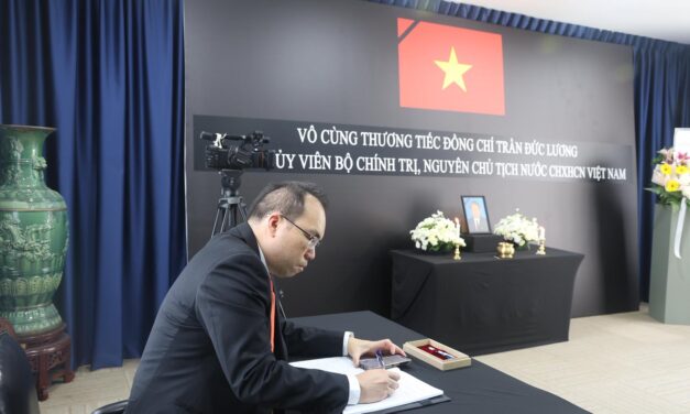 Vietnam Embassy Pays Tribute to Former President Tran Duc Luong