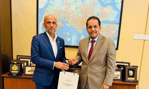 Saudi Ambassador Meets Malaysian High Commissioner in Singapore