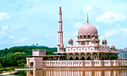 Putrajaya: Malaysia’s Garden City Capital – Lakes, Landmarks and Seamless Access from Kuala Lumpur