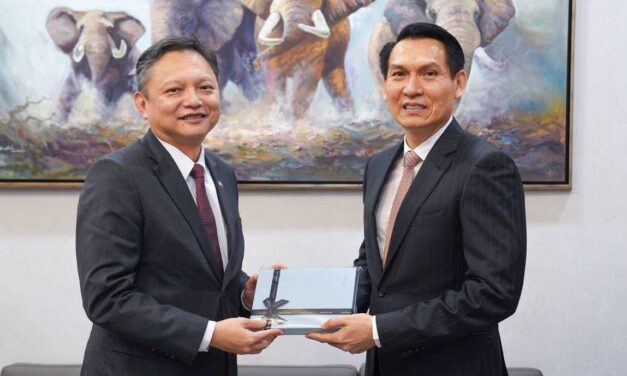 Ambassador Steven Pang Met Senior Minister Pen Vibol in Cambodia