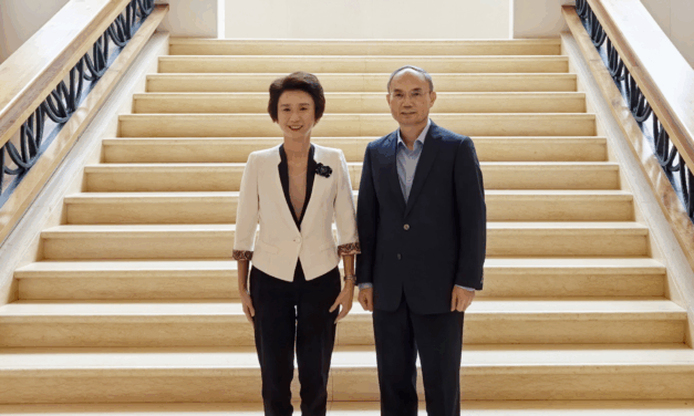 H.E. Ambassador Cao Zhongming and Ms Low Yen Ling Discuss Advancing China–Singapore Economic and Cultural Cooperation